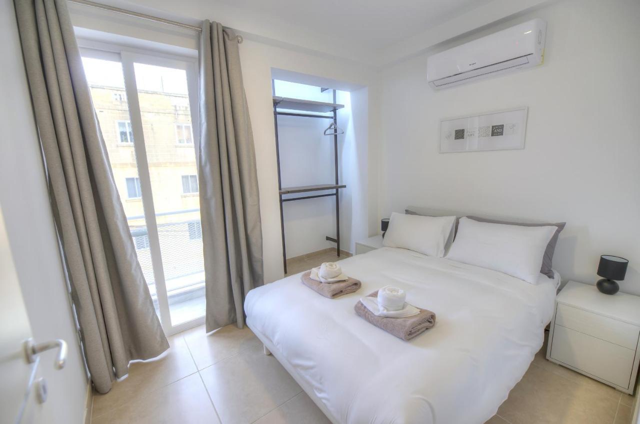 Spacious And Tastefully Furnished 2 Bedroom Ddif1-3
