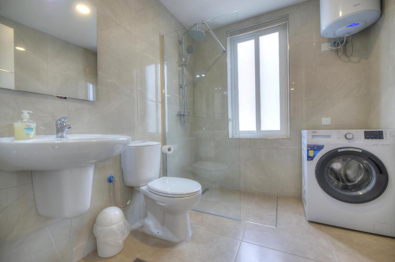 Spacious And Tastefully Furnished 2 Bedroom Ddif1-3 Apartment *